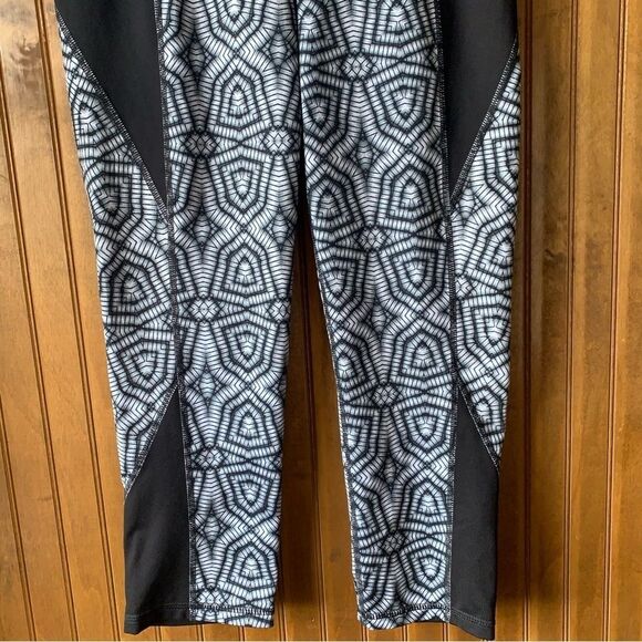 Athleta Black and White Patterned Compression Workout Capri Leggings Women Small - Picture 6 of 8